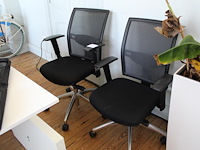 Twee verrijdbare bureaustoelen, ergonomisch verstelbaar.