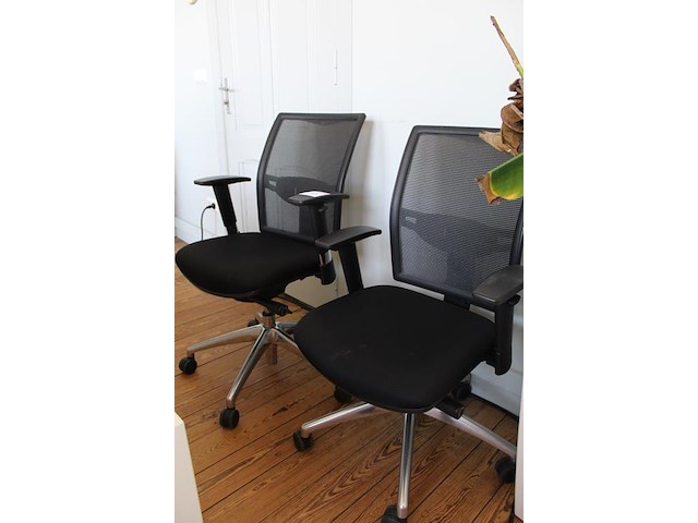 Twee verrijdbare bureaustoelen, ergonomisch verstelbaar. - afbeelding 2 van  3