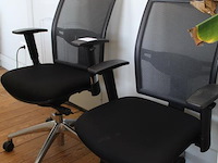 Twee verrijdbare bureaustoelen, ergonomisch verstelbaar. - afbeelding 2 van  3