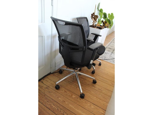 Twee verrijdbare bureaustoelen, ergonomisch verstelbaar. - afbeelding 3 van  3