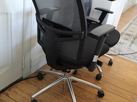 Twee verrijdbare bureaustoelen, ergonomisch verstelbaar. - afbeelding 3 van  3