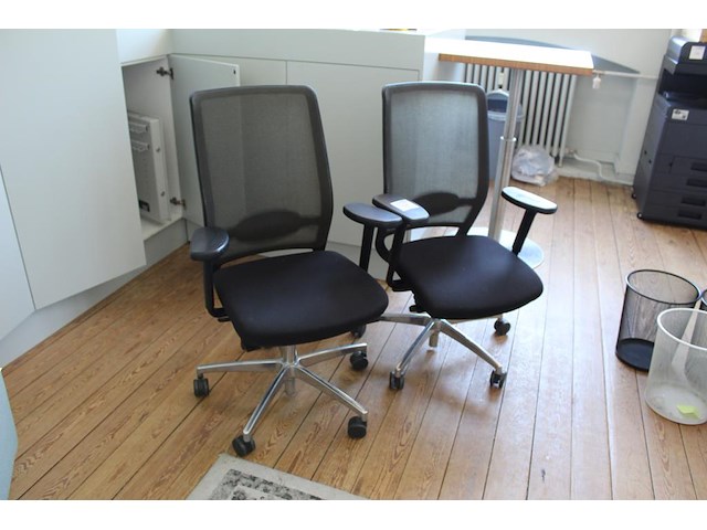 Twee verrijdbare bureaustoelen, ergonomisch verstelbaar. - afbeelding 1 van  3