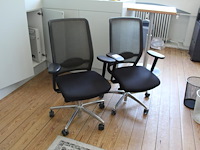Twee verrijdbare bureaustoelen, ergonomisch verstelbaar.