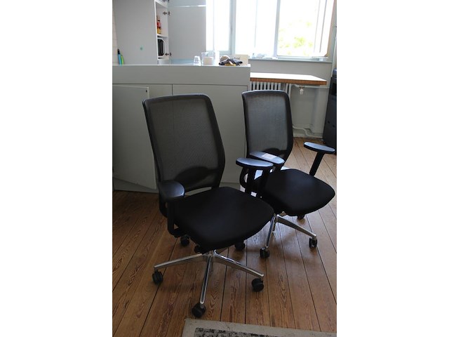 Twee verrijdbare bureaustoelen, ergonomisch verstelbaar. - afbeelding 2 van  3