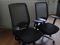 Twee verrijdbare bureaustoelen, ergonomisch verstelbaar. - afbeelding 2 van  3