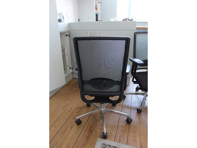 Twee verrijdbare bureaustoelen, ergonomisch verstelbaar. - afbeelding 3 van  3