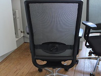 Twee verrijdbare bureaustoelen, ergonomisch verstelbaar. - afbeelding 3 van  3