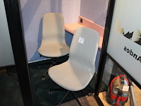 Twee verrijdbare bureaustoelen, grijs gestoffeerd. - afbeelding 1 van  3