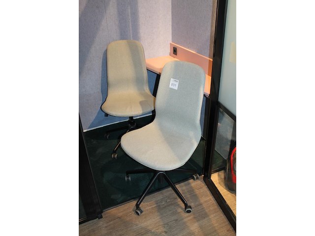 Twee verrijdbare bureaustoelen, grijs gestoffeerd. - afbeelding 2 van  3