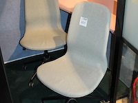 Twee verrijdbare bureaustoelen, grijs gestoffeerd. - afbeelding 2 van  3
