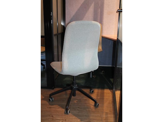 Twee verrijdbare bureaustoelen, grijs gestoffeerd. - afbeelding 3 van  3