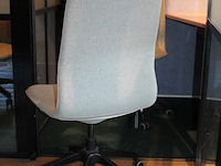 Twee verrijdbare bureaustoelen, grijs gestoffeerd. - afbeelding 3 van  3