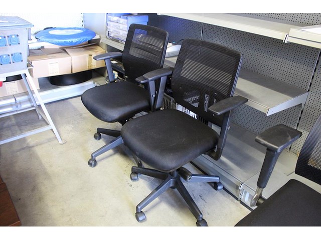 Twee verrijdbare bureaustoelen met armleuningen - afbeelding 1 van  3
