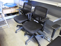 Twee verrijdbare bureaustoelen met armleuningen - afbeelding 1 van  3
