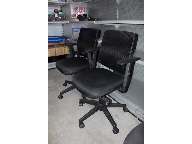 Twee verrijdbare bureaustoelen met armleuningen - afbeelding 2 van  3