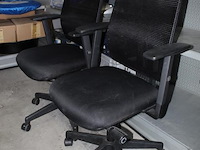 Twee verrijdbare bureaustoelen met armleuningen - afbeelding 2 van  3