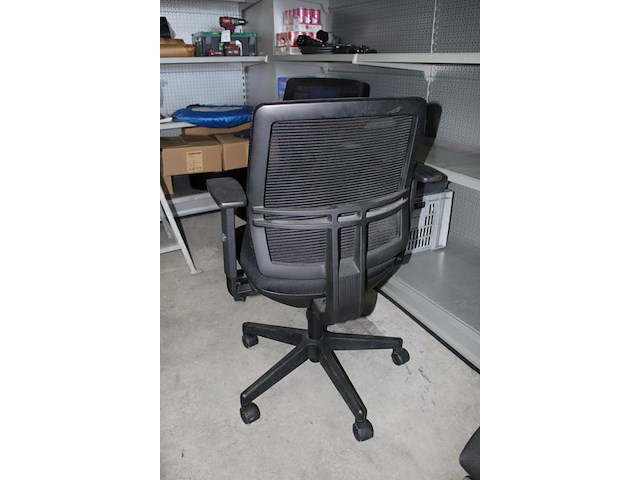 Twee verrijdbare bureaustoelen met armleuningen - afbeelding 3 van  3