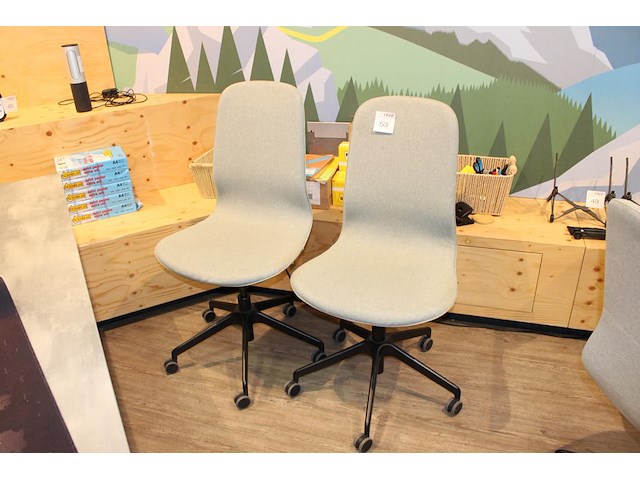 Twee verrijdbare bureaustoelen. - afbeelding 1 van  2
