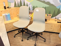 Twee verrijdbare bureaustoelen. - afbeelding 1 van  2