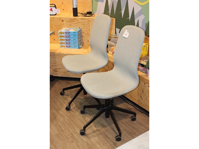 Twee verrijdbare bureaustoelen. - afbeelding 2 van  2