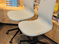 Twee verrijdbare bureaustoelen. - afbeelding 2 van  2