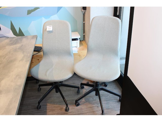 Twee verrijdbare bureaustoelen. - afbeelding 1 van  2