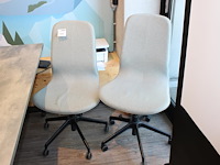 Twee verrijdbare bureaustoelen. - afbeelding 1 van  2