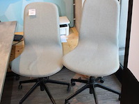 Twee verrijdbare bureaustoelen. - afbeelding 2 van  2