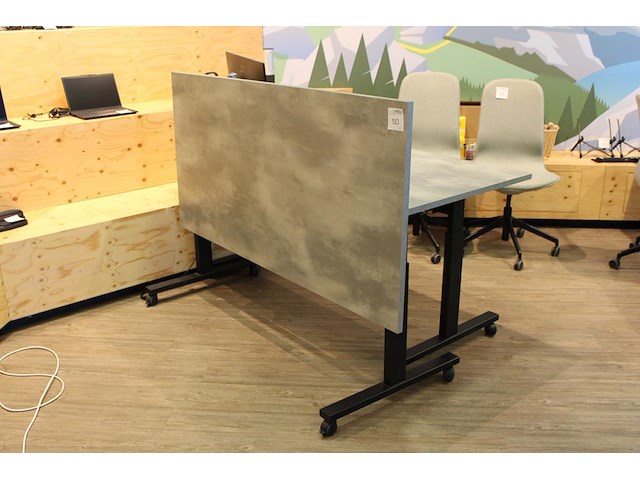 Twee verrijdbare en opklapbare werktafels in hoogte verstelbaar. afmeting 160 x 80 cm. - afbeelding 1 van  2