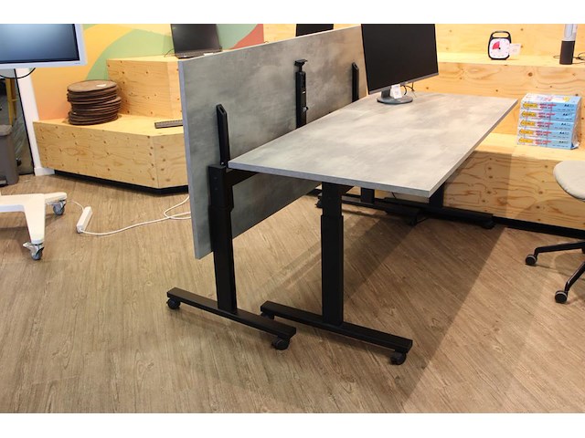 Twee verrijdbare en opklapbare werktafels in hoogte verstelbaar. afmeting 160 x 80 cm. - afbeelding 2 van  2