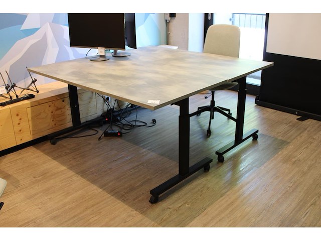Twee verrijdbare en opklapbare werktafels in hoogte verstelbaar. afmeting 160 x 80 cm. - afbeelding 1 van  2