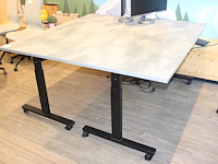 Twee verrijdbare en opklapbare werktafels in hoogte verstelbaar. afmeting 160 x 80 cm. - afbeelding 2 van  2