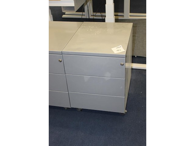 Twee verrijdbare ladekasten met 3 laden. afmeting 42 x 54 x 57 cm. - afbeelding 2 van  2