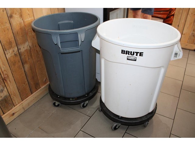Twee verrijdbare prullenbakken rubbermate type brute. - afbeelding 1 van  2