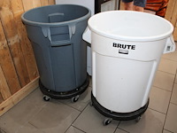 Twee verrijdbare prullenbakken rubbermate type brute. - afbeelding 1 van  2