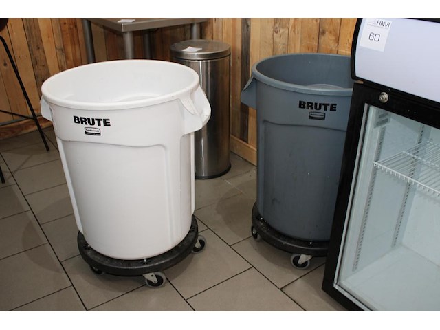 Twee verrijdbare prullenbakken rubbermate type brute. - afbeelding 2 van  2