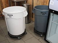 Twee verrijdbare prullenbakken rubbermate type brute. - afbeelding 2 van  2