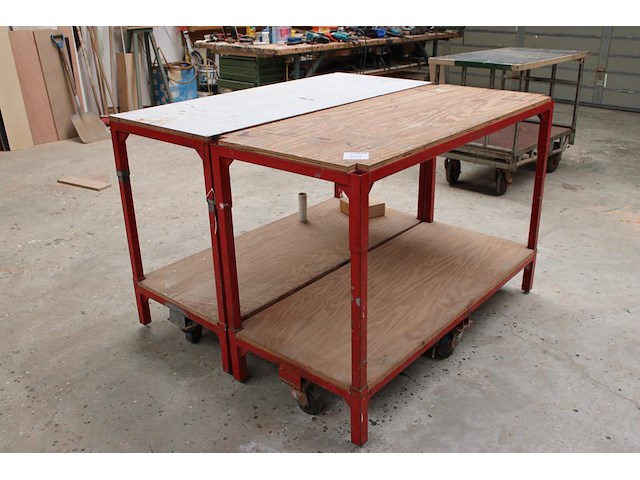 Twee verrijdbare werktafels / magazijnkarren. afmeting 140 x 60 x 94 cm. - afbeelding 1 van  2