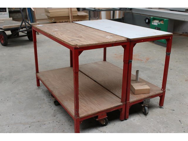 Twee verrijdbare werktafels / magazijnkarren. afmeting 140 x 60 x 94 cm. - afbeelding 2 van  2