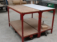 Twee verrijdbare werktafels / magazijnkarren. afmeting 140 x 60 x 94 cm. - afbeelding 2 van  2