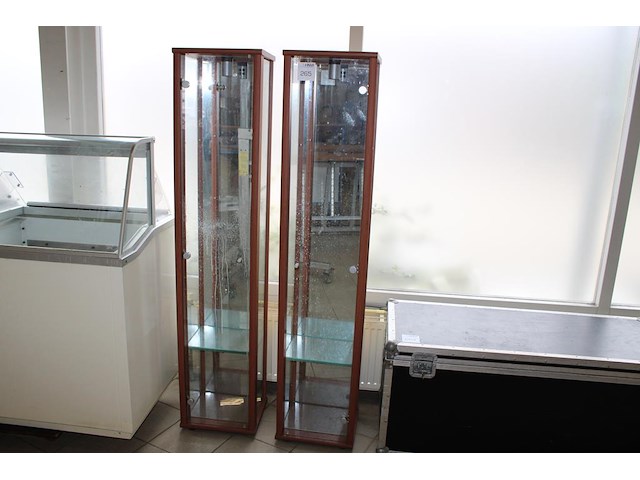 Twee vitrinekasten met verlichting en afmeting 36 x 33 x 172 cm. - afbeelding 1 van  3