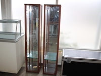 Twee vitrinekasten met verlichting en afmeting 36 x 33 x 172 cm. - afbeelding 1 van  3