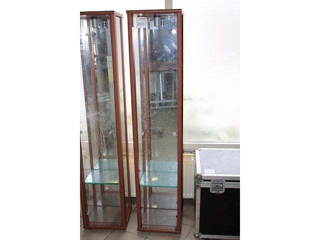 Twee vitrinekasten met verlichting en afmeting 36 x 33 x 172 cm. - afbeelding 2 van  3