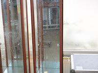 Twee vitrinekasten met verlichting en afmeting 36 x 33 x 172 cm. - afbeelding 2 van  3