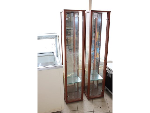 Twee vitrinekasten met verlichting en afmeting 36 x 33 x 172 cm. - afbeelding 3 van  3