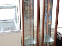 Twee vitrinekasten met verlichting en afmeting 36 x 33 x 172 cm. - afbeelding 3 van  3