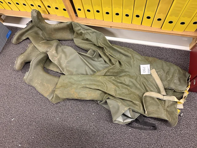 Twee waadpakken - afbeelding 2 van  2