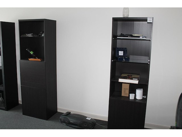 Twee wandkasten met afmeting 60 x 39 x 192 cm. let op: exclusief inhoud en staat op 1e etage. - afbeelding 1 van  3