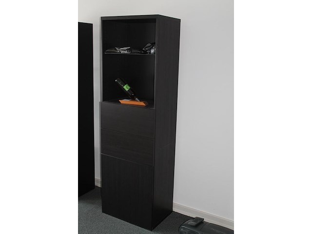 Twee wandkasten met afmeting 60 x 39 x 192 cm. let op: exclusief inhoud en staat op 1e etage. - afbeelding 2 van  3