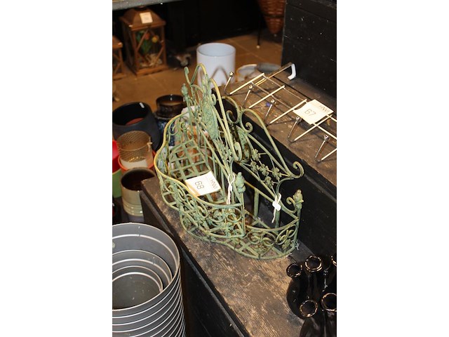 Twee wandrekjes breedte o.a. 40 cm. - afbeelding 2 van  2